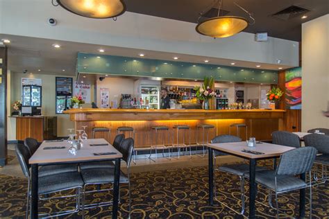 Avenues Café & Bar .